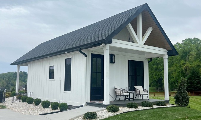 Bristol Cottage | Luxury Cottage Sleeps 3. Less than 1 mi. frm South Holston Lake. Mountain View’s