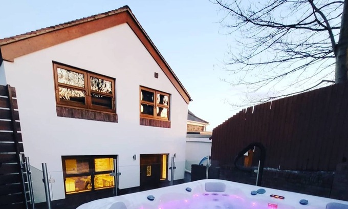 Sketty Cottage | Luxury Cottage with Hot Tub and Log Burner