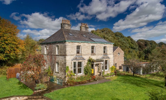 High Bentham House | Luxury Country House - Hot Tub, Sauna, Riverside