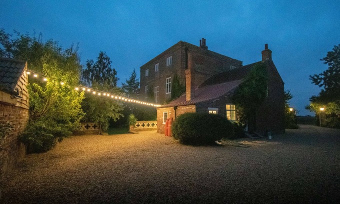 Leverton House | Luxury Country Manor Home for 15 - Boutique Themed rooms, Garden & Hot Tub