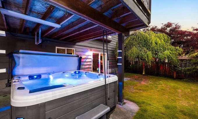 Port Moody House | Luxury Country Style Home - W -. +Hottub And Gym+ . Pet friendly* *Sleeps 5*