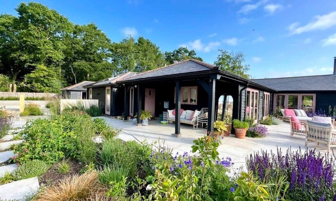 Chichester House | Luxury Countryside Haven for 10