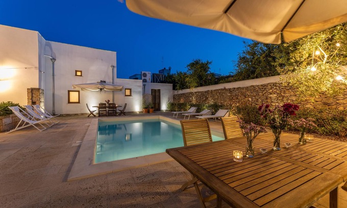 Racale Apartment | Luxury Courtyard Pool - Racale