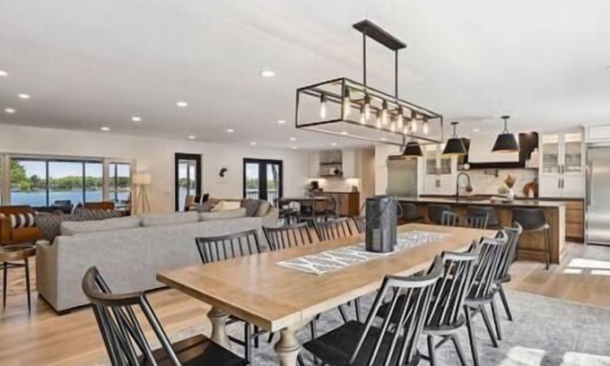 Alexandria House | Luxury Cowdry Cottage Lake Home