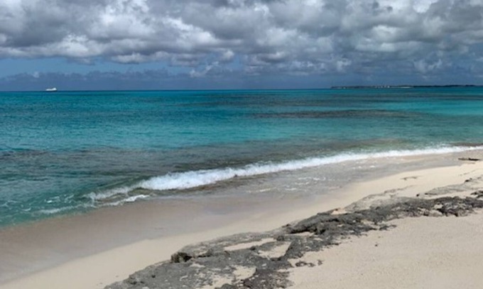 Sugar Loaf Settlement Apartment | Luxury/cozy 2-bedroom apartment directly on beach WiFi, AC, desk, full kitch
