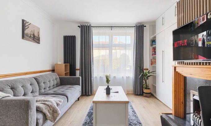 Alibon House | Luxury, cozy 4 Bedroom home in London with garden. Perfect for your next stay.