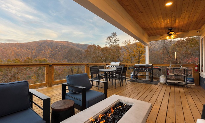 Swannanoa Ski Chalet | Luxury Cozy Mountain Treehouse w/Hot Tub + Gym mins to AVL + BlkMtn