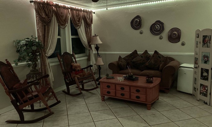Cutler Bay House | Luxury cozy room in the oasis of South Miami near marina, trails, national park.