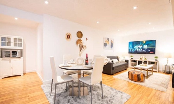McKenzie Towne House | Luxury Cozy Suite 20min to Downtown Stampede +free Wifi+ Free Parking