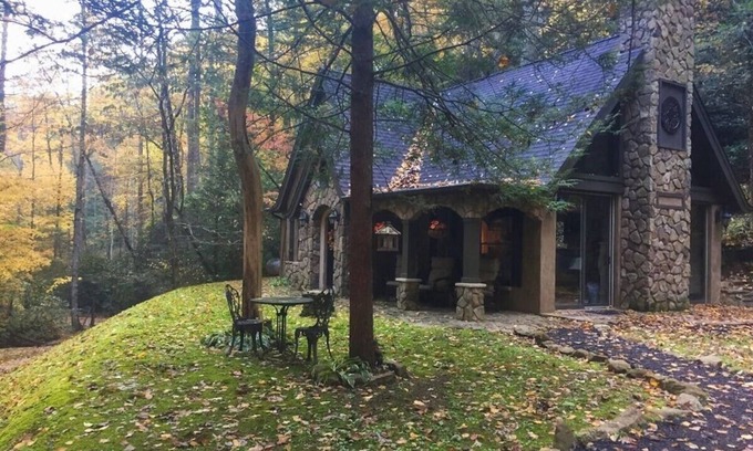 Gatlinburg - Pigeon Forge Cottage | LUXURY Creekside Story Book Cottage 5 Secluded Acres of Lush FOREST & STREAMS