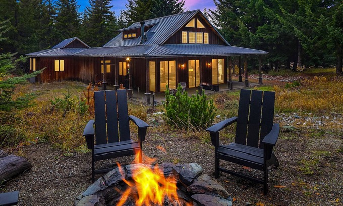 Cle Elum House | Luxury custom-built private mountain getaway with trail access