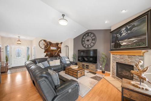 Lyon County House | Luxury Desert Mountain Retreat 5 BDs 12 ppl Dogs OK near Speedway, Lakes, Snow, Casinos