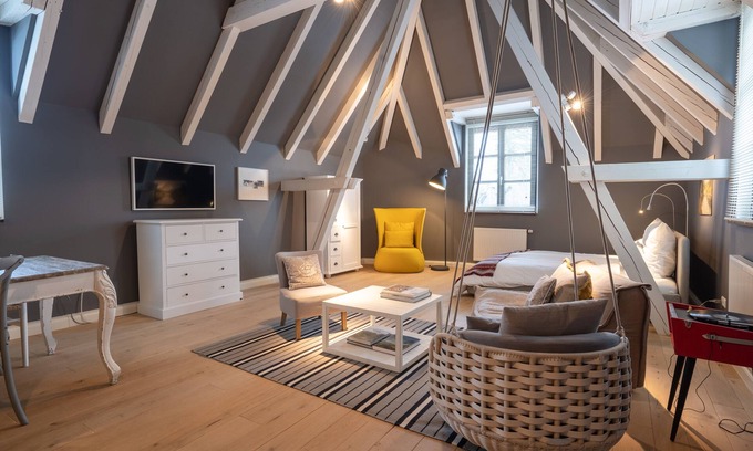 Possenhofen Apartment | Luxury design apartment 100m from Lake Starnberg: THE MOUNTAIN ROOM