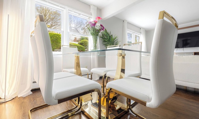 White Plains House | Luxury Designer Home near NYC + Free Parking!