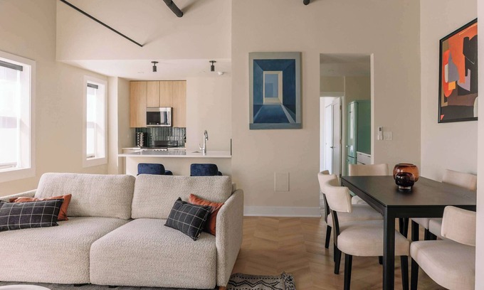 Rush and Division Apartment | Luxury Designer Penthouse | Gold Coast/Old Town