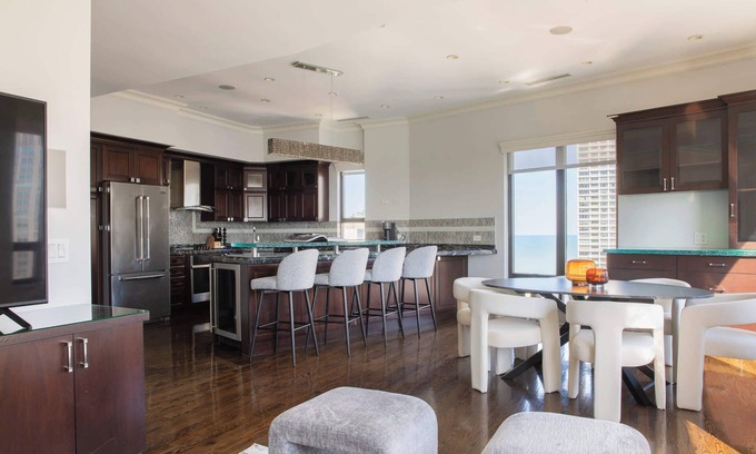 Rush and Division Apartment | Luxury Designer Penthouse NW | Pool | Gold Coast