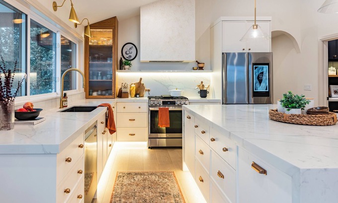 Caledonia House | Luxury Designer White House Retreat w/Hottub, 20 mins from downtown Hamilton