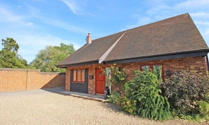 Ashford Cottage | Luxury detached 'Kuschels Cottage' - set in countryside location with great view