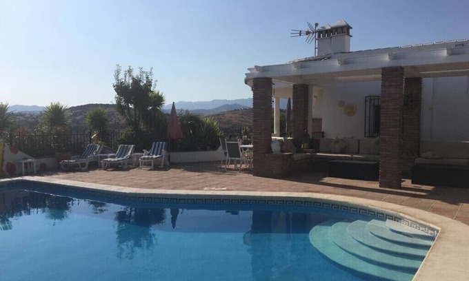 Vinuela Villa | Luxury detatched Spanish Villa Spacious with Private Pool-in Lake Vinuela Valley