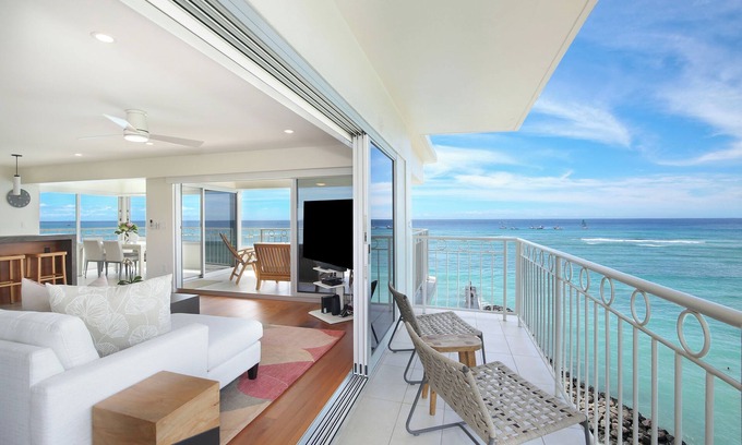 Waikiki Condo | LUXURY DIRECT OCEANFRONT! Fully Renovated! Free Parking! Sleeps 6