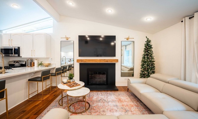 Southwest Anaheim House | Luxury Disneyland Home: Family & Exec Friendly