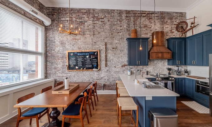 Downtown Knoxville Condo | Luxury Downtown Knoxville Condo 20ft Ceilings, Smart TVs, Walk to Dining, Stadiums Historic Theaters