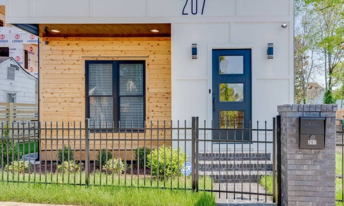 Chestnut Hill Apartment | Luxury Downtown Nashville Rooftop Deck 11 Beds