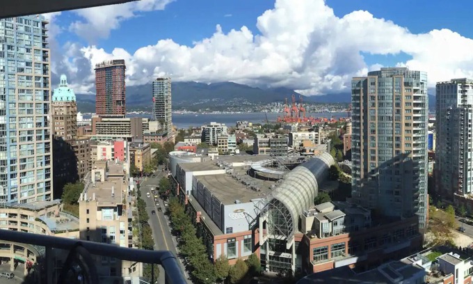 Central Apartment | Luxury Downtown Ocean+Mountain views A/C Comfort nPool/hot tub/sauna/gym