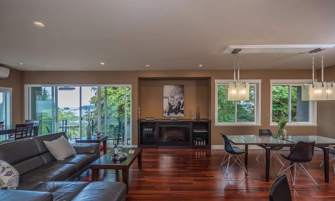 Regional District of Nanaimo Apartment | Luxury Downtown Penthouse