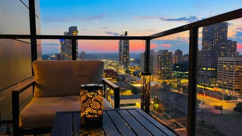 Connaught Apartment | LUXURY Downtown Sunset Getaway - Your Home Away From Home - Fully Stocked Kitchen, Gym, Balcony, FREE PARKING