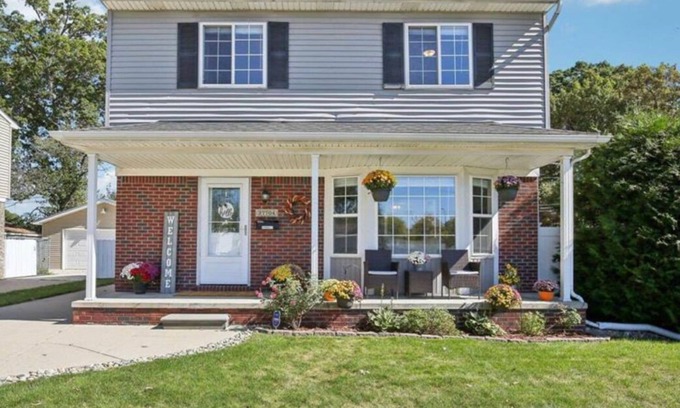Madison Heights House | Luxury Dream Home With 65'TV, Gym,Massage Chair,BBQ Grill,Deck,Fenced Backyard
