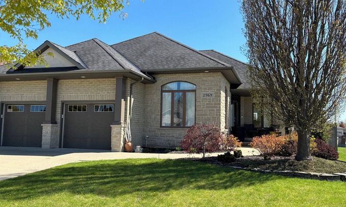 Sarnia House | Luxury Dream Home – Beaches, Golf, Parks, Trails – Perfect for Families