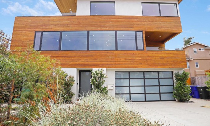 Pacific Beach House | Luxury Dream Home - Massive Rooftop Patio, Zen Garden, AC & Fast Wifi!