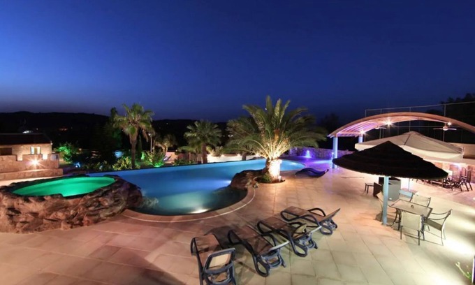 Politiko Villa | Luxury~Dreamy~Private |Rancho Relaxo Sha| Spacious Pool, Tennis Court, Horses.