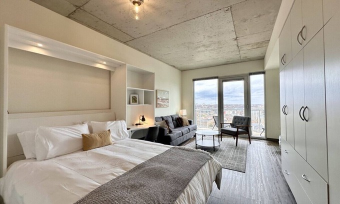 Lower East Side Apartment | Luxury East Side Studio Apt Near Brady St with Balcony
