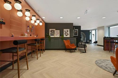 College Park and Old Oak House | Luxury Ensuite Room in a 2-Bedroom apartment