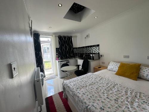 Little Holland House | Luxury Ensuite Studio In Crayford Dartford Bexley London With Full Kitchen And Side Garden Alleyway Entrance