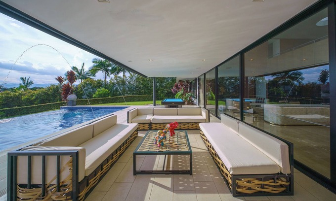 Buenos Aires House | Luxury Entertainment Mansion - 6 Bedroom, Heated Pool, Jacuzzi, Gym, Maid/Cook