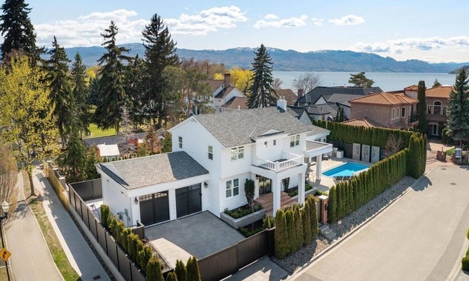 South Central Villa | Luxury Escape - Private Pool and Hot Tub (minutes to downtown) BL: 4090550