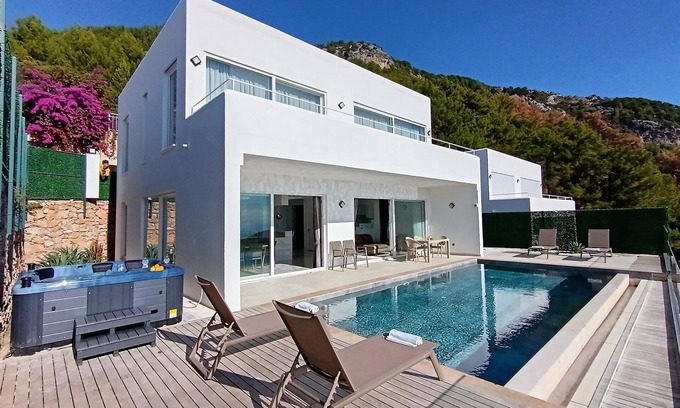 Alanya Villa | Luxury Escape with Stunning Views & Heated Jacuzzi, Alanya Villa 1002