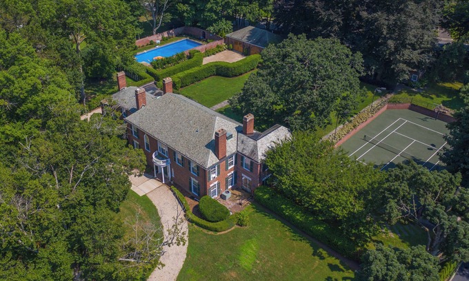 Fairfield House | Luxury Estate: Heated Pool - Tennis - Gym - Sauna!