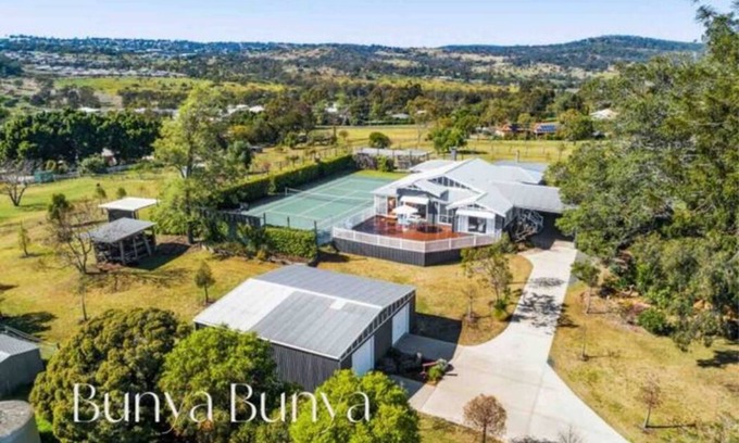Glenvale House | Luxury Estate set over 2 acres w/Tennis Court