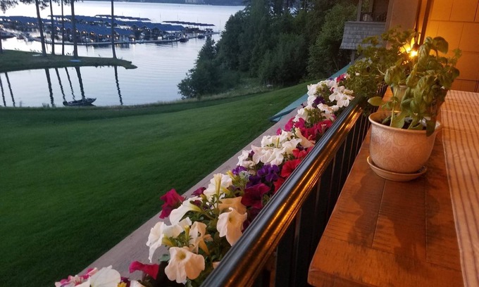 Coeur d'Alene Condo | Luxury Executive Condo with Lake View