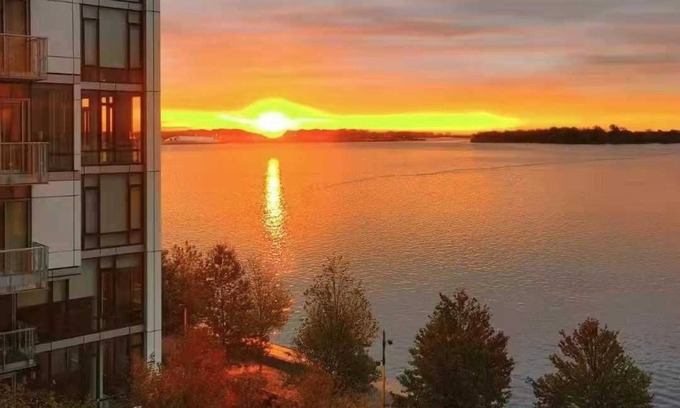 Central Waterfront Condo | Luxury Executive Suite on the water with pools