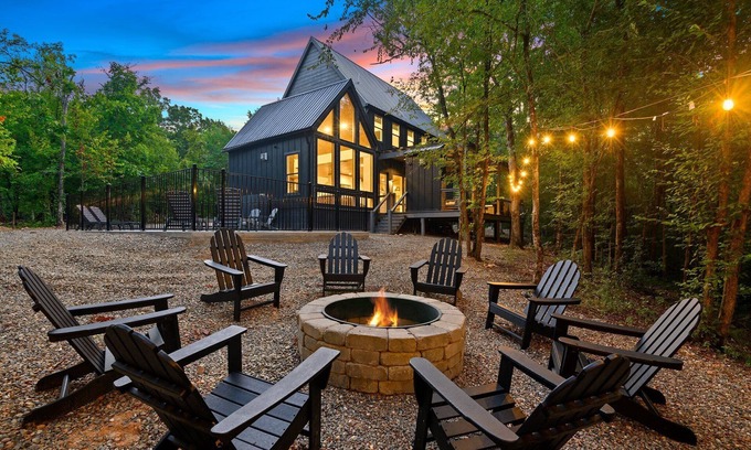 Broken Bow Cabin | Luxury Fall Stay | Heated Pool + Hot Tub