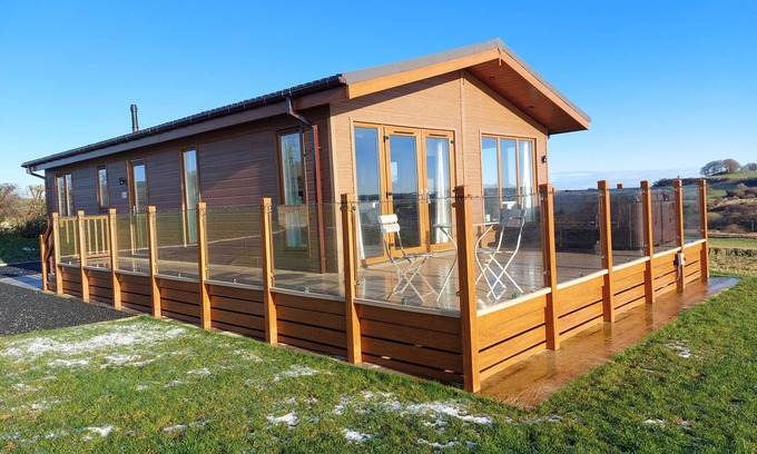 Lochwinnoch Cabin | Luxury family Beechwood lodge with hot tub