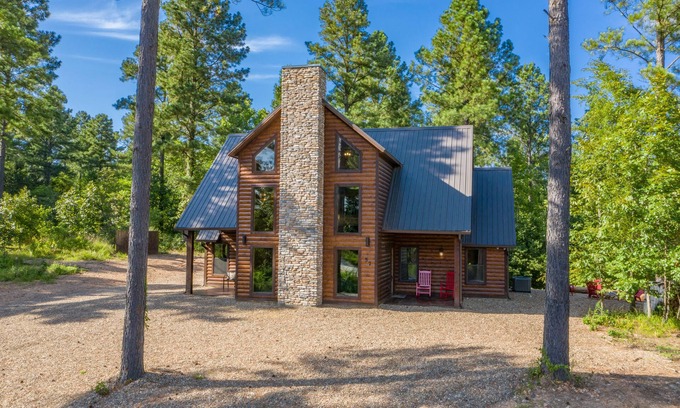 Broken Bow Cabin | Luxury family friendly cabin, in a wooded cul-de-sac in the heart of Hochatown.