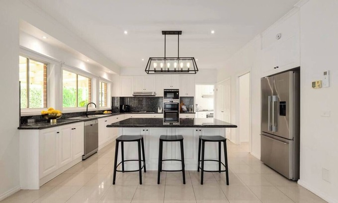 Springvale South House | Luxury Family Home With Full Gymnasium & Spa. Enjoy 5 Spacious bedrooms.