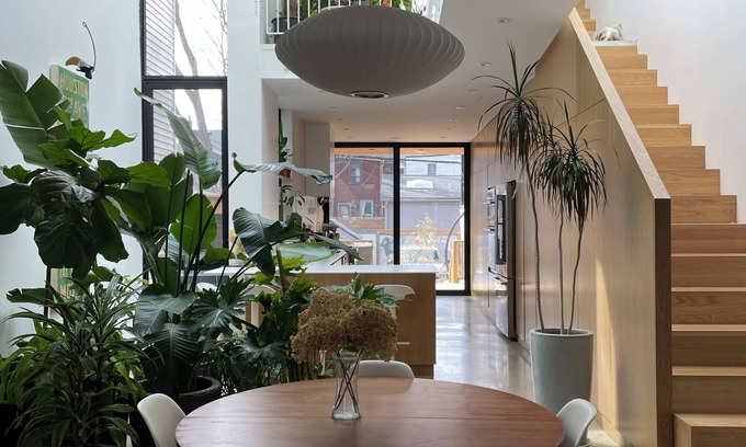 Leslieville House | Luxury Family Home Near Beaches & Parks | Sleeps 9 | Chef’s Kitchen & Yard