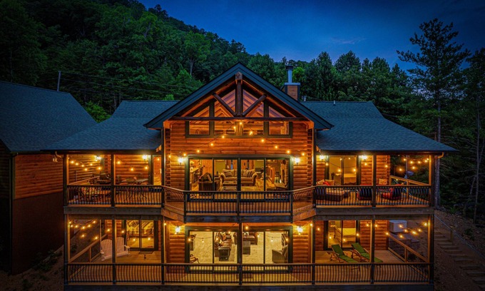 Townsend Cabin | Luxury Family Lodge w/Amazing re-Views/Game Room/Hot-tub/Pool/10 min2Cades Cove